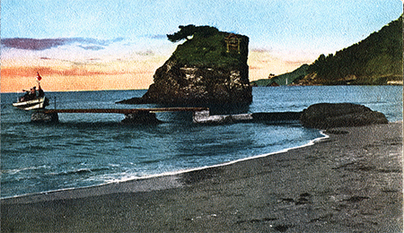 弁天島の鯨島に着岸する定期船のカラー写真