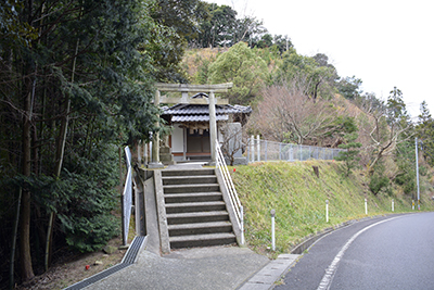 道路からの岐神社の写真